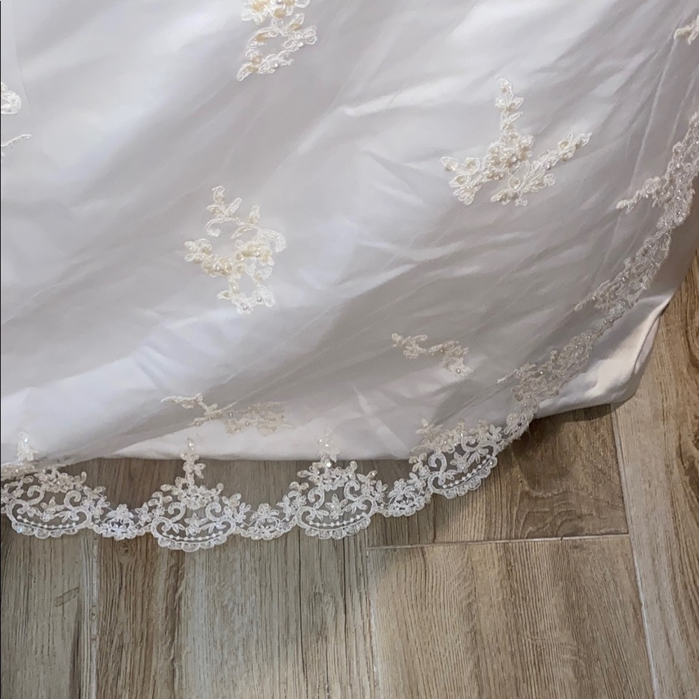 Alfred Angelo Elegant White Lace Wedding Dress - Picture 9 of 11